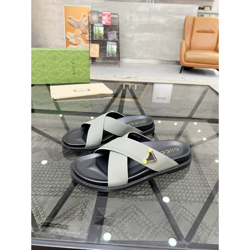 G*u*i slippers